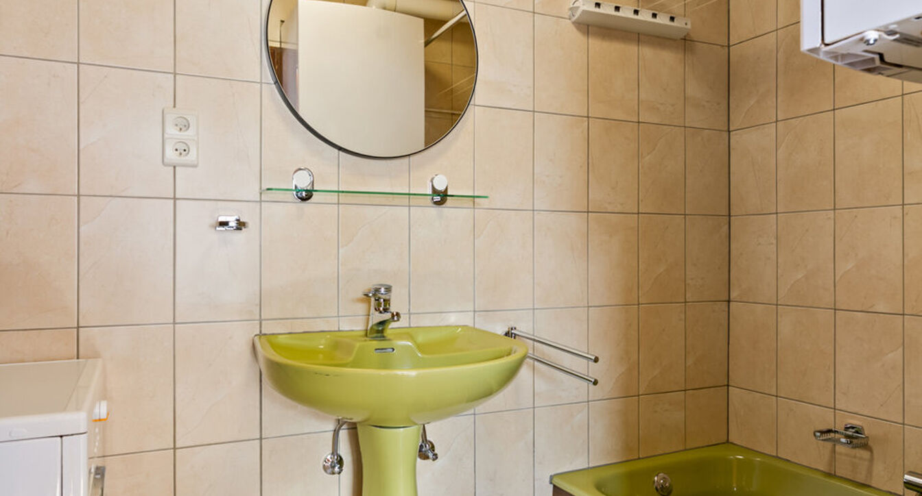 Bent u op zoek naar een woning die u volledig naar eigen smaak kunt renoveren? Dan is deze gezinswoning, gelegen op een perceel van ca. 517 m² nabij het centrum van Beerse, zeker een bezoek waard.
Bij het betreden van de woning komt u in de ruime leefru