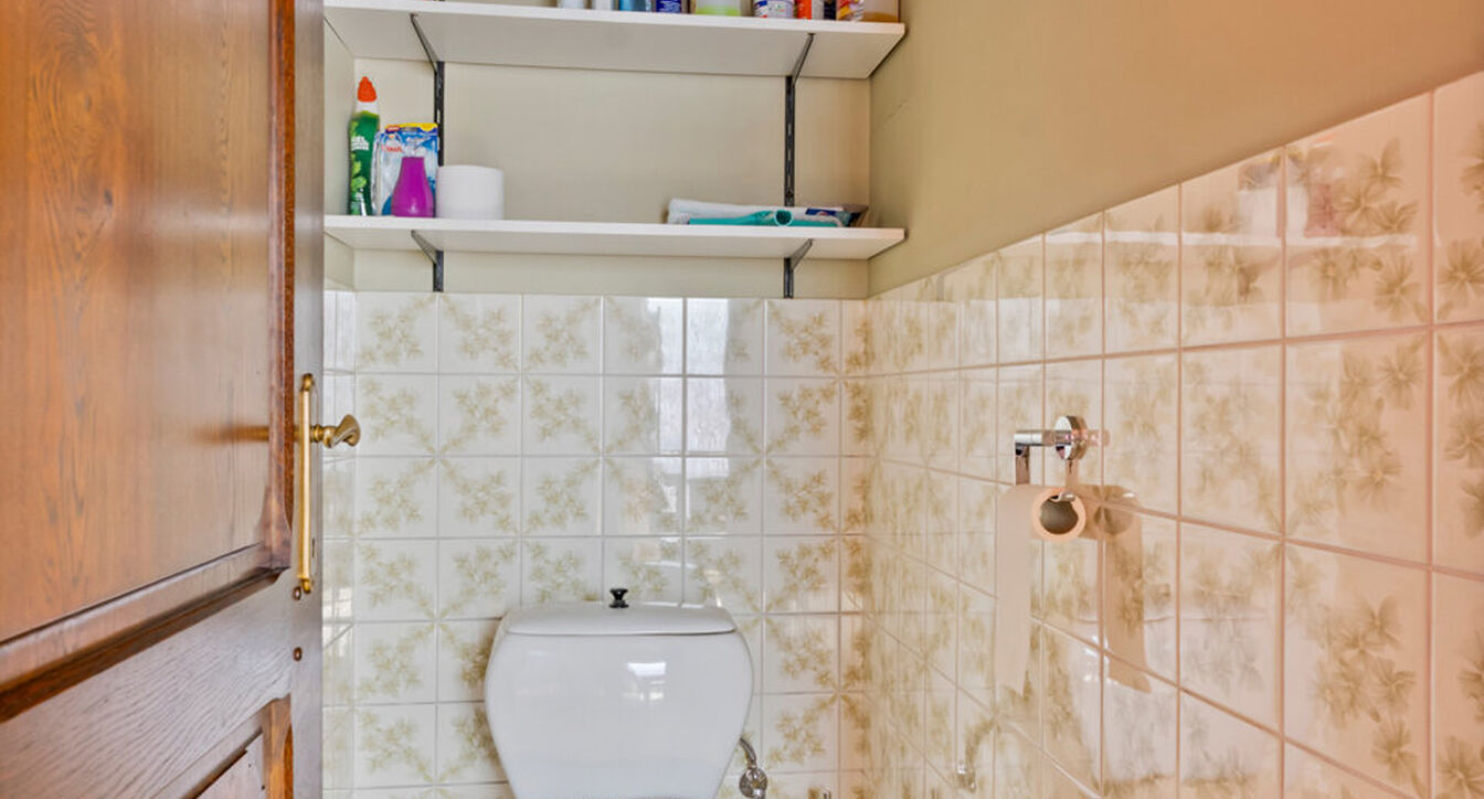 Bent u op zoek naar een woning die u volledig naar eigen smaak kunt renoveren? Dan is deze gezinswoning, gelegen op een perceel van ca. 517 m² nabij het centrum van Beerse, zeker een bezoek waard.
Bij het betreden van de woning komt u in de ruime leefru