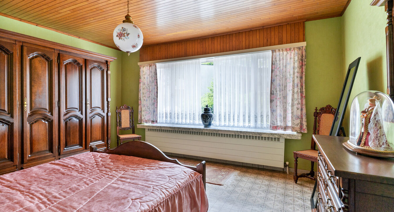 Bent u op zoek naar een woning die u volledig naar eigen smaak kunt renoveren? Dan is deze gezinswoning, gelegen op een perceel van ca. 517 m² nabij het centrum van Beerse, zeker een bezoek waard.
Bij het betreden van de woning komt u in de ruime leefru