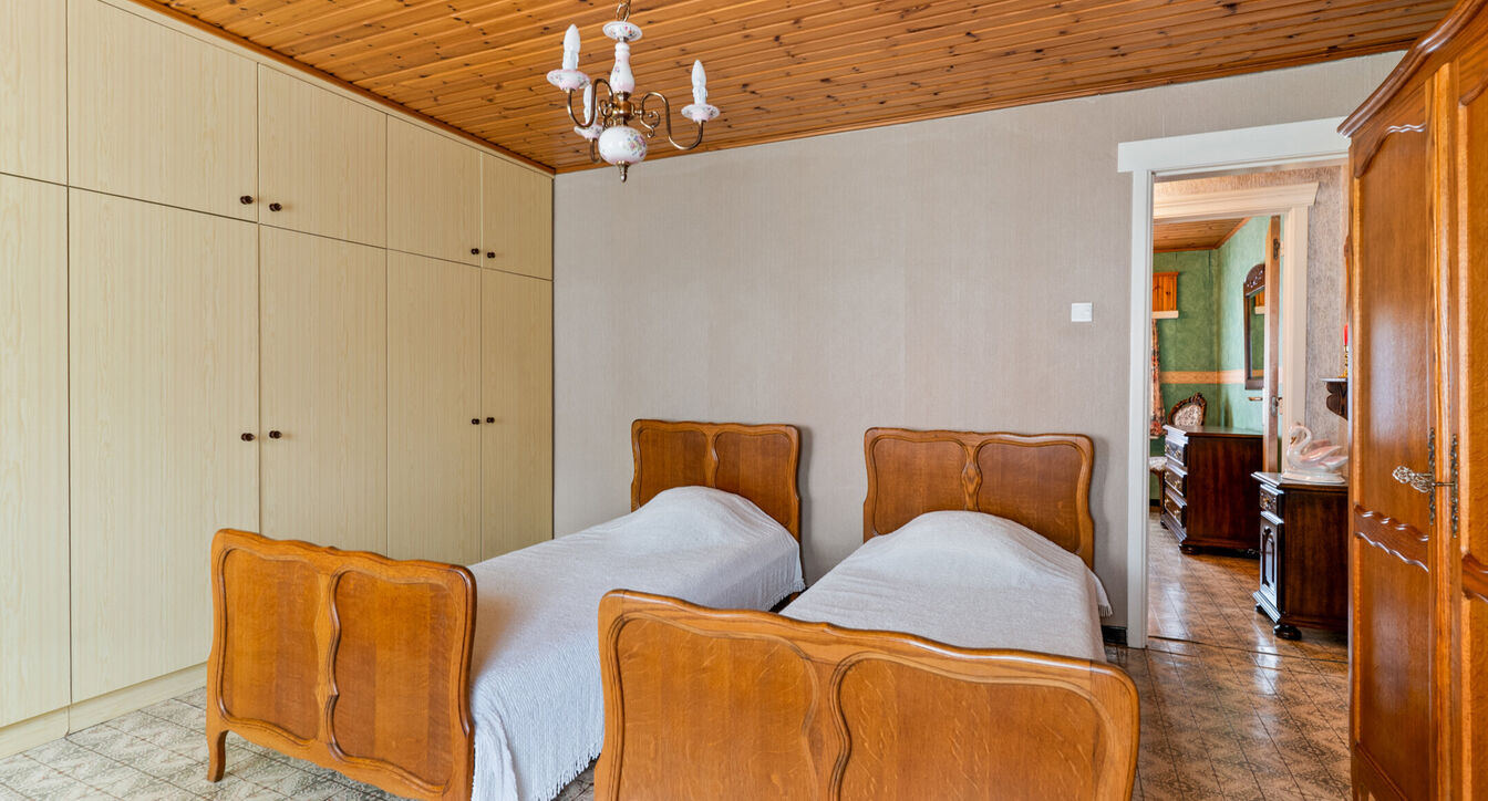 Bent u op zoek naar een woning die u volledig naar eigen smaak kunt renoveren? Dan is deze gezinswoning, gelegen op een perceel van ca. 517 m² nabij het centrum van Beerse, zeker een bezoek waard.
Bij het betreden van de woning komt u in de ruime leefru
