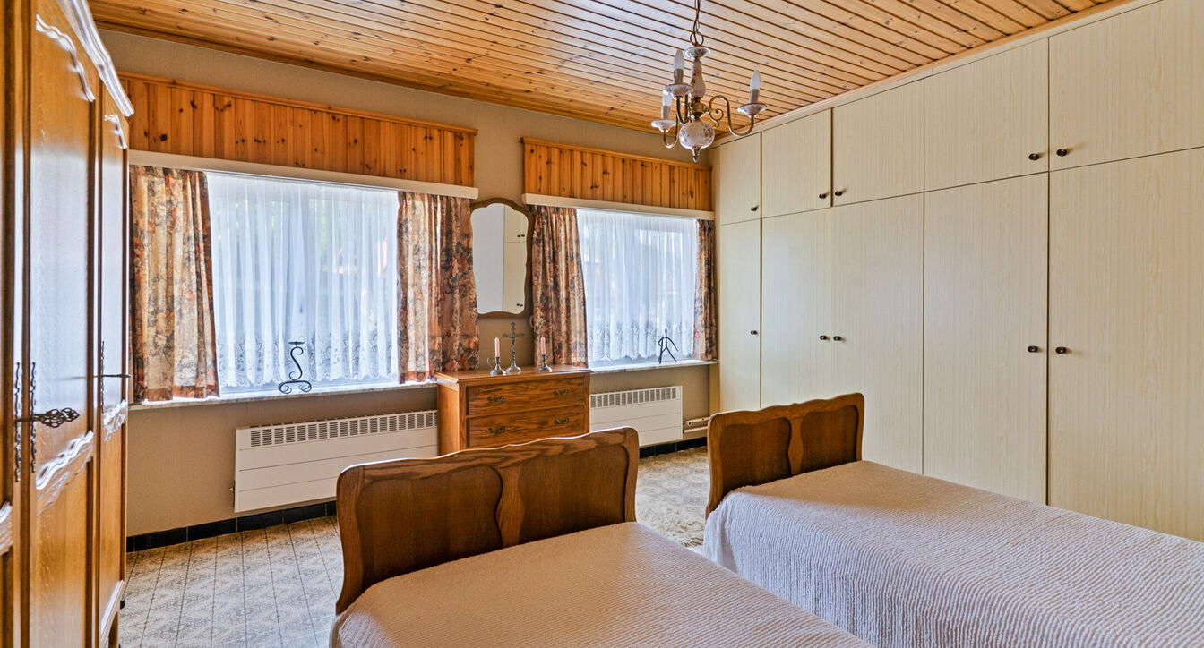 Bent u op zoek naar een woning die u volledig naar eigen smaak kunt renoveren? Dan is deze gezinswoning, gelegen op een perceel van ca. 517 m² nabij het centrum van Beerse, zeker een bezoek waard.
Bij het betreden van de woning komt u in de ruime leefru