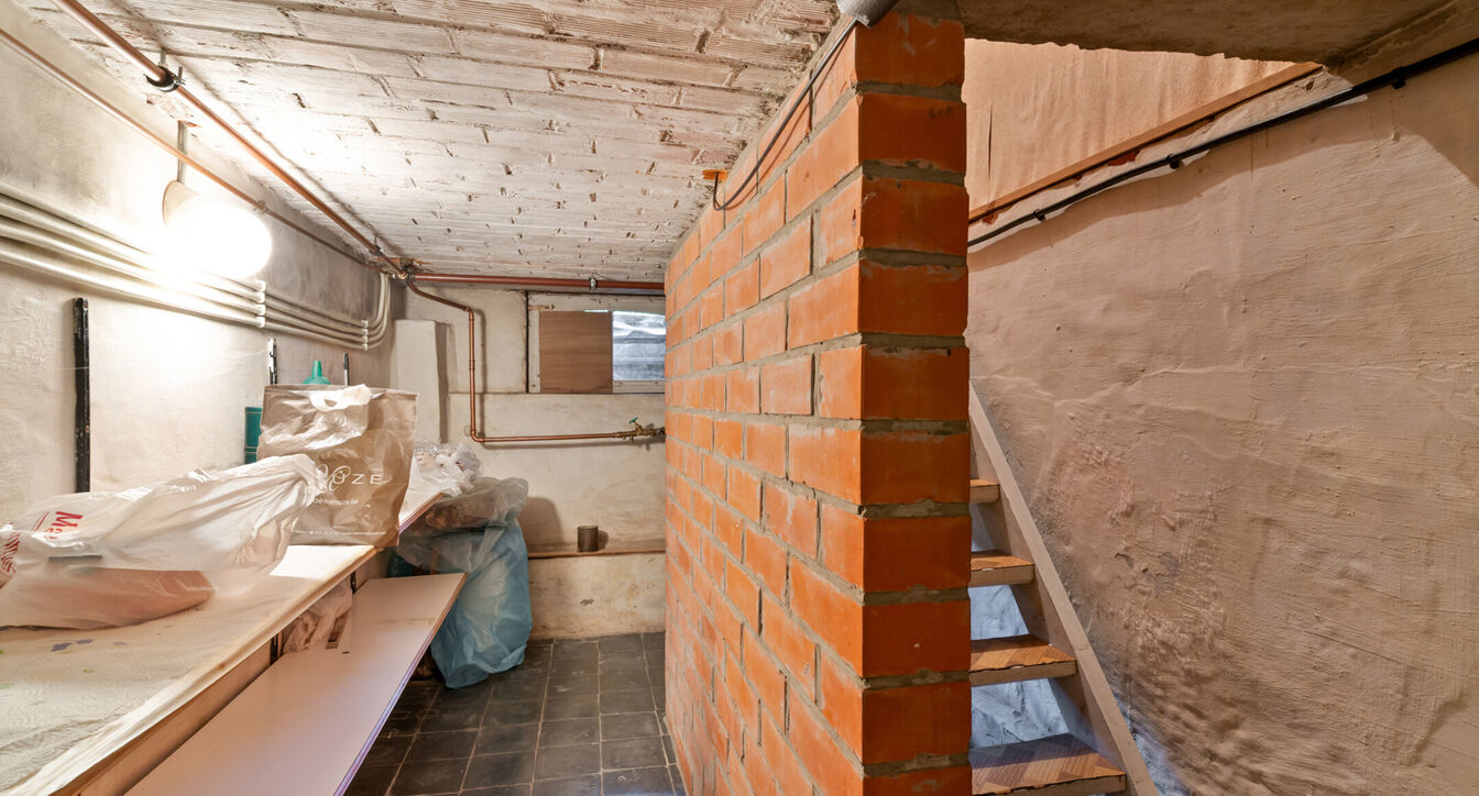 Bent u op zoek naar een woning die u volledig naar eigen smaak kunt renoveren? Dan is deze gezinswoning, gelegen op een perceel van ca. 517 m² nabij het centrum van Beerse, zeker een bezoek waard.
Bij het betreden van de woning komt u in de ruime leefru