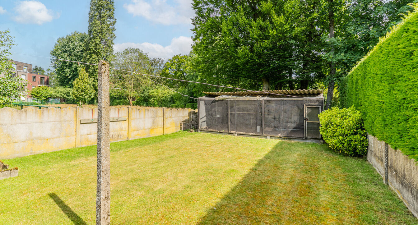 Bent u op zoek naar een woning die u volledig naar eigen smaak kunt renoveren? Dan is deze gezinswoning, gelegen op een perceel van ca. 517 m² nabij het centrum van Beerse, zeker een bezoek waard.
Bij het betreden van de woning komt u in de ruime leefru