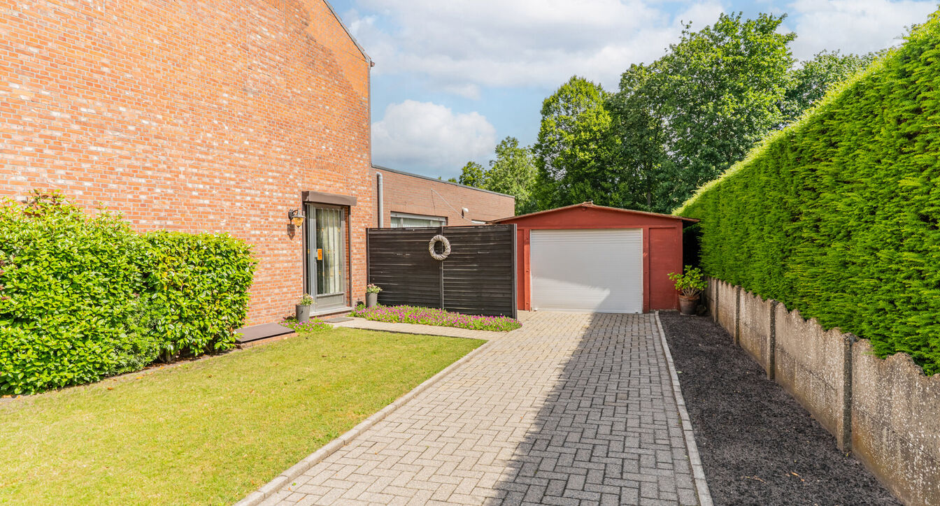 Bent u op zoek naar een woning die u volledig naar eigen smaak kunt renoveren? Dan is deze gezinswoning, gelegen op een perceel van ca. 517 m² nabij het centrum van Beerse, zeker een bezoek waard.
Bij het betreden van de woning komt u in de ruime leefru