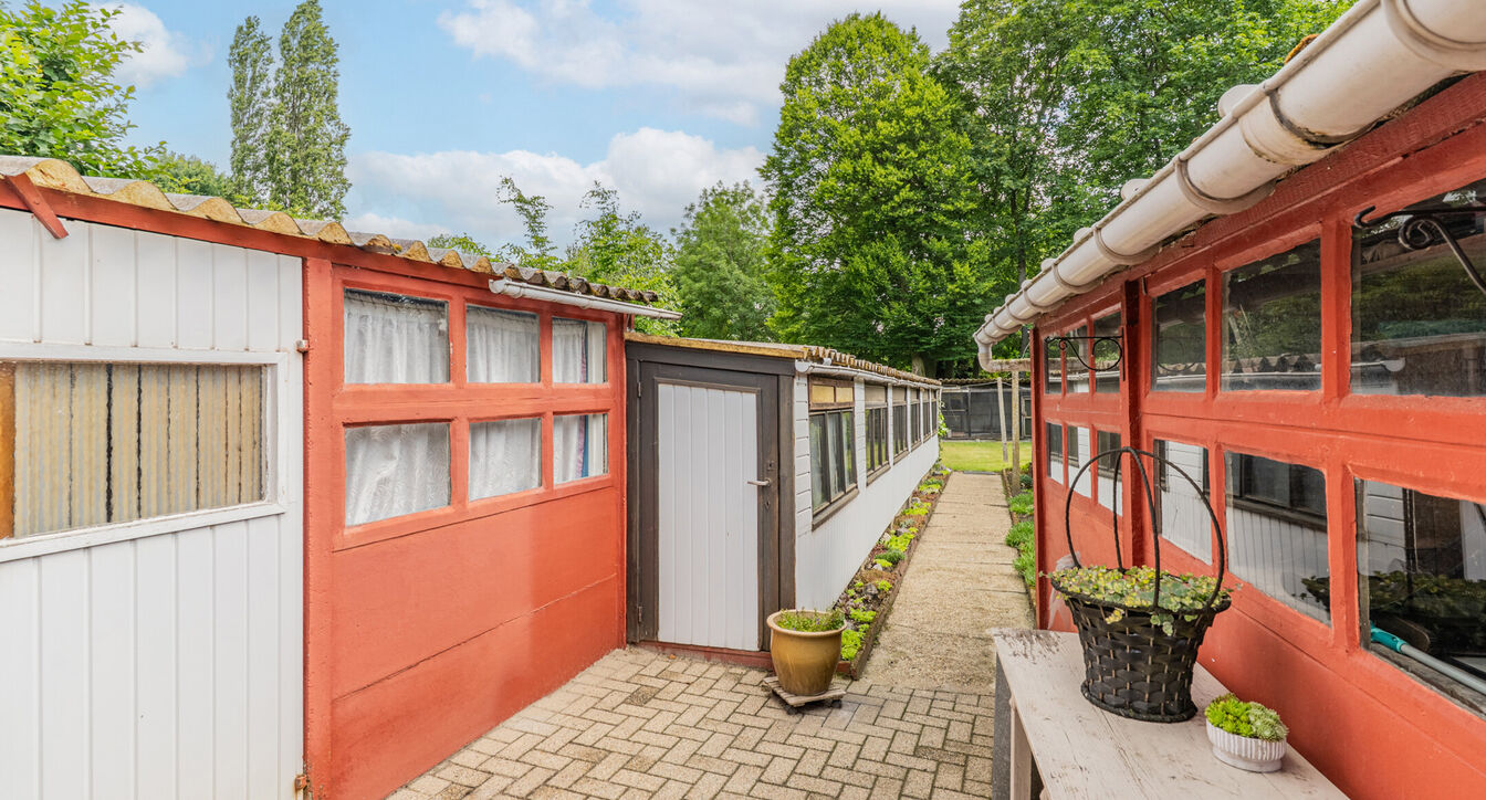Bent u op zoek naar een woning die u volledig naar eigen smaak kunt renoveren? Dan is deze gezinswoning, gelegen op een perceel van ca. 517 m² nabij het centrum van Beerse, zeker een bezoek waard.
Bij het betreden van de woning komt u in de ruime leefru