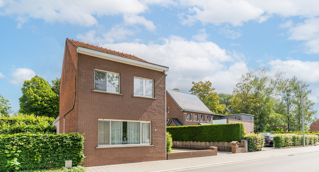 Bent u op zoek naar een woning die u volledig naar eigen smaak kunt renoveren? Dan is deze gezinswoning, gelegen op een perceel van ca. 517 m² nabij het centrum van Beerse, zeker een bezoek waard.
Bij het betreden van de woning komt u in de ruime leefru