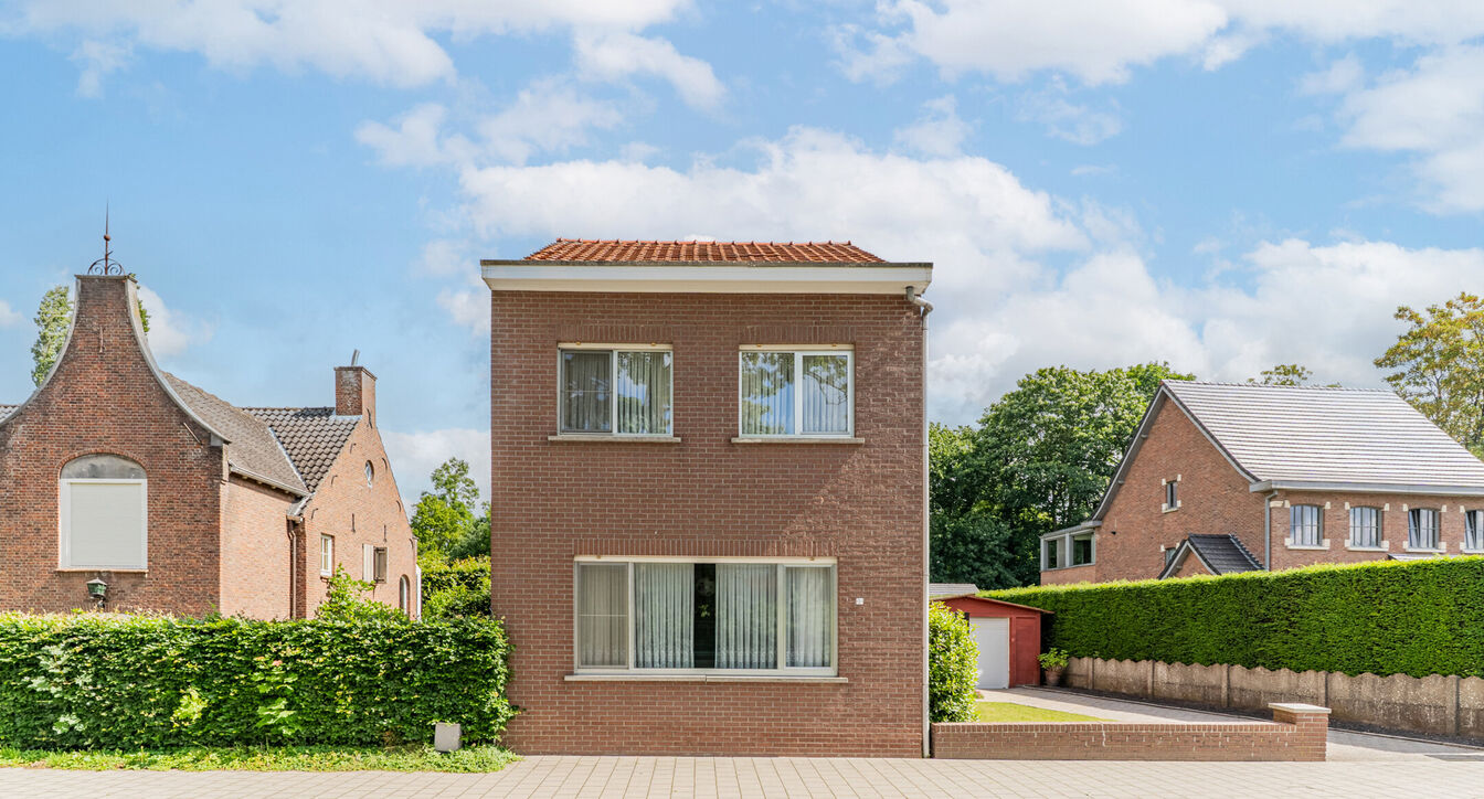Bent u op zoek naar een woning die u volledig naar eigen smaak kunt renoveren? Dan is deze gezinswoning, gelegen op een perceel van ca. 517 m² nabij het centrum van Beerse, zeker een bezoek waard.
Bij het betreden van de woning komt u in de ruime leefru
