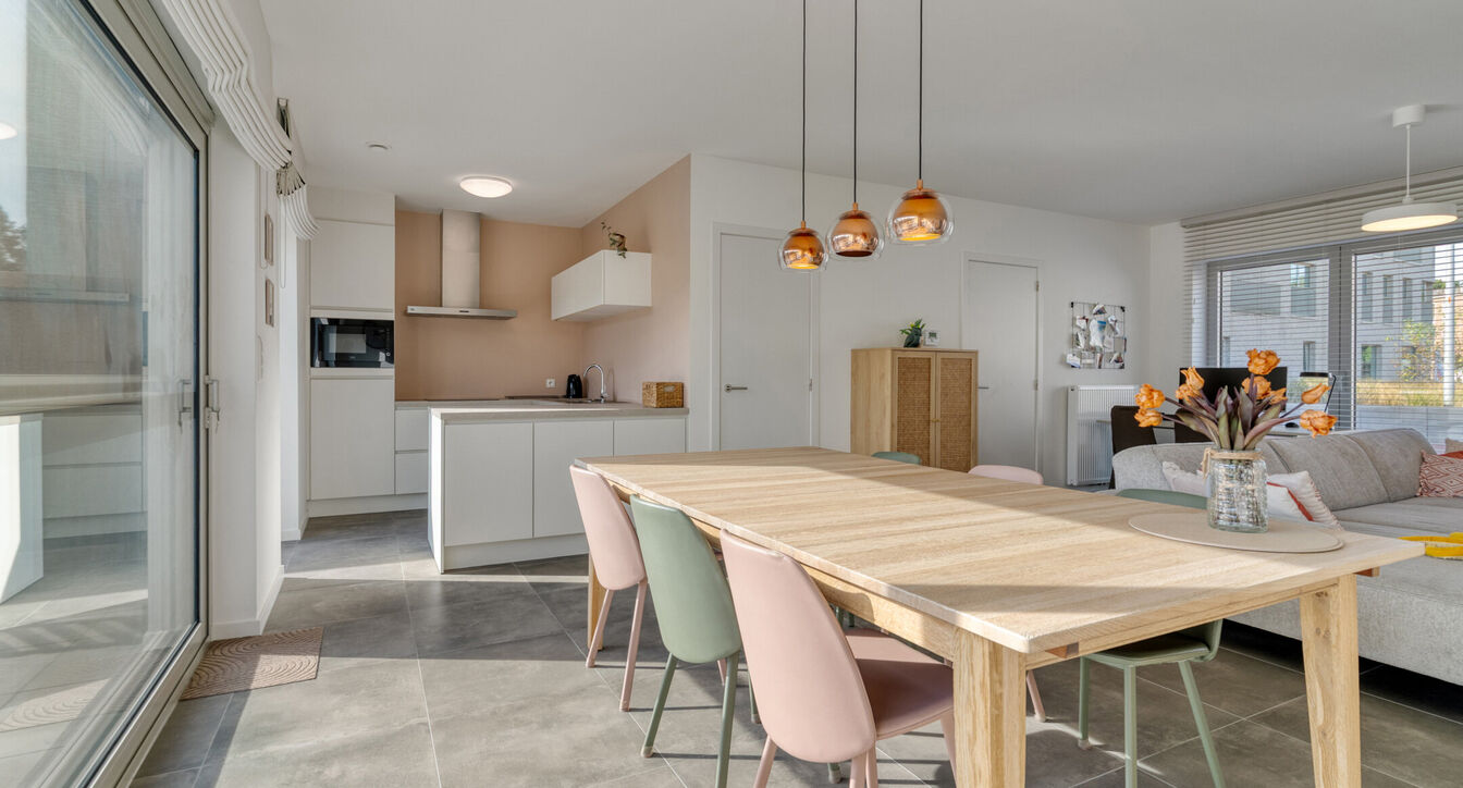 Deze stijlvolle en energiezuinige woning combineert hedendaags wooncomfort met een praktische indeling en een aangename buitenruimte.
Bij het binnenkomen verwelkomt de inkomhal je met een apart gastentoilet. Vervolgens kom je in de ruime leefruimte met o