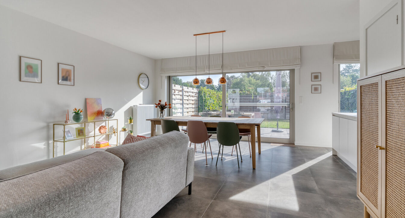 Deze stijlvolle en energiezuinige woning combineert hedendaags wooncomfort met een praktische indeling en een aangename buitenruimte.
Bij het binnenkomen verwelkomt de inkomhal je met een apart gastentoilet. Vervolgens kom je in de ruime leefruimte met o