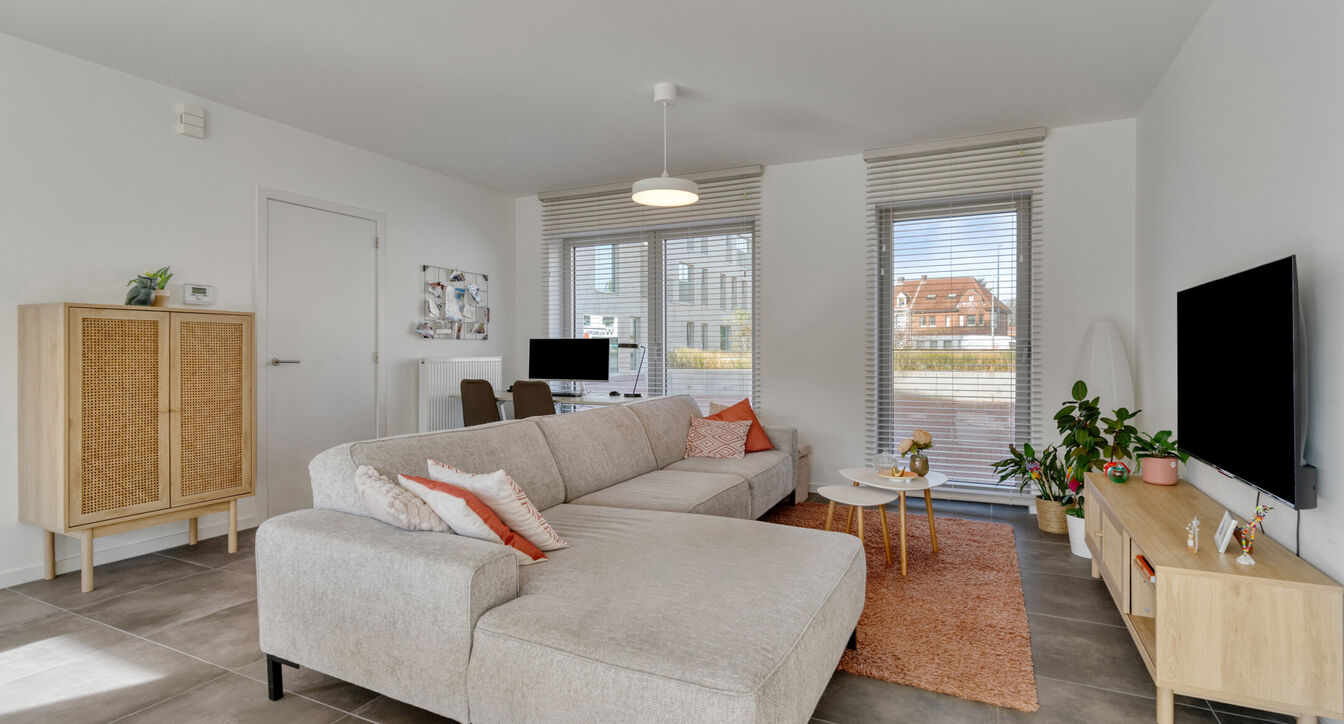 Deze stijlvolle en energiezuinige woning combineert hedendaags wooncomfort met een praktische indeling en een aangename buitenruimte.
Bij het binnenkomen verwelkomt de inkomhal je met een apart gastentoilet. Vervolgens kom je in de ruime leefruimte met o