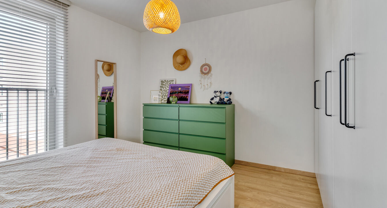 Deze stijlvolle en energiezuinige woning combineert hedendaags wooncomfort met een praktische indeling en een aangename buitenruimte.
Bij het binnenkomen verwelkomt de inkomhal je met een apart gastentoilet. Vervolgens kom je in de ruime leefruimte met o