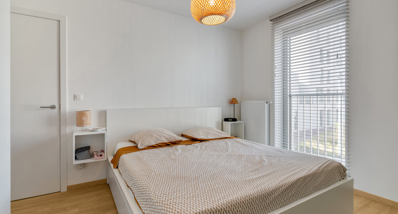 Deze stijlvolle en energiezuinige woning combineert hedendaags wooncomfort met een praktische indeling en een aangename buitenruimte.
Bij het binnenkomen verwelkomt de inkomhal je met een apart gastentoilet. Vervolgens kom je in de ruime leefruimte met o