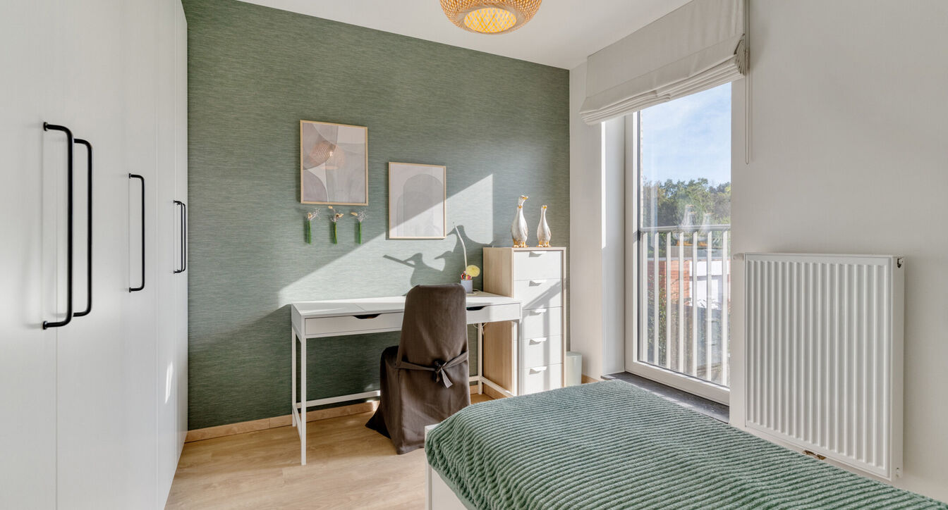 Deze stijlvolle en energiezuinige woning combineert hedendaags wooncomfort met een praktische indeling en een aangename buitenruimte.
Bij het binnenkomen verwelkomt de inkomhal je met een apart gastentoilet. Vervolgens kom je in de ruime leefruimte met o