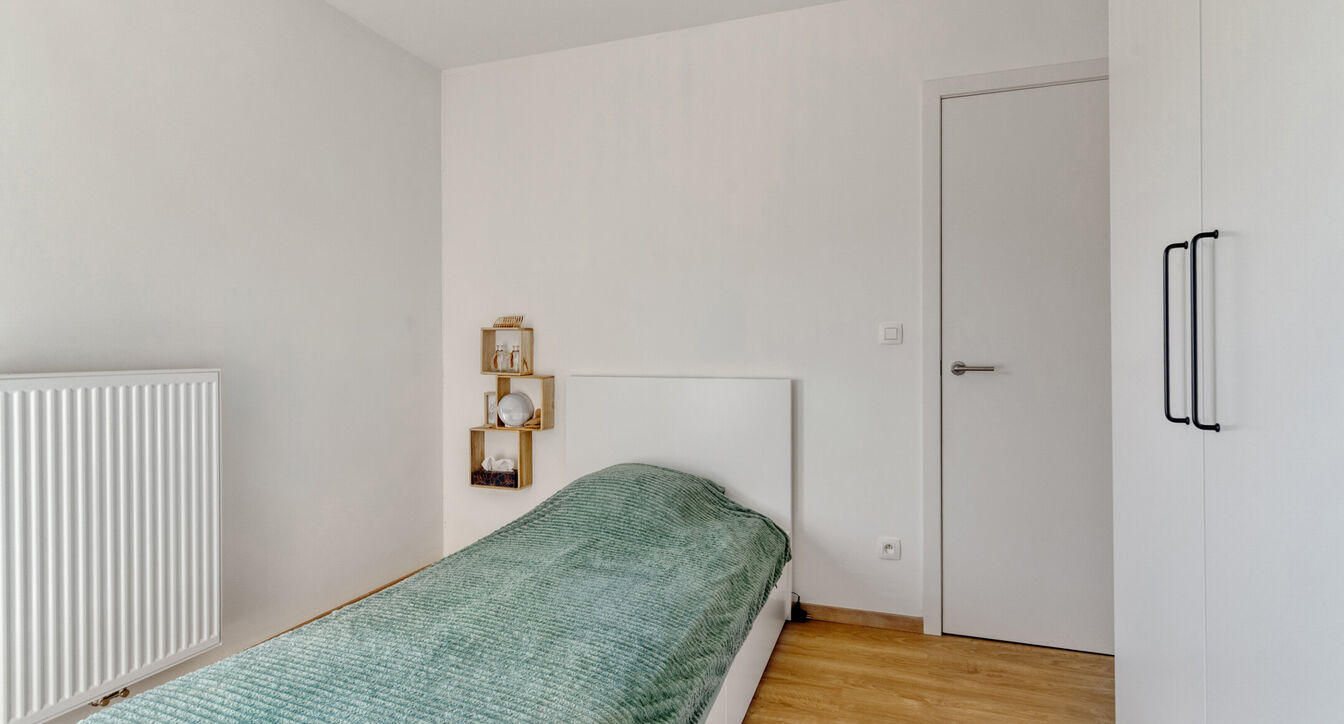 Deze stijlvolle en energiezuinige woning combineert hedendaags wooncomfort met een praktische indeling en een aangename buitenruimte.
Bij het binnenkomen verwelkomt de inkomhal je met een apart gastentoilet. Vervolgens kom je in de ruime leefruimte met o