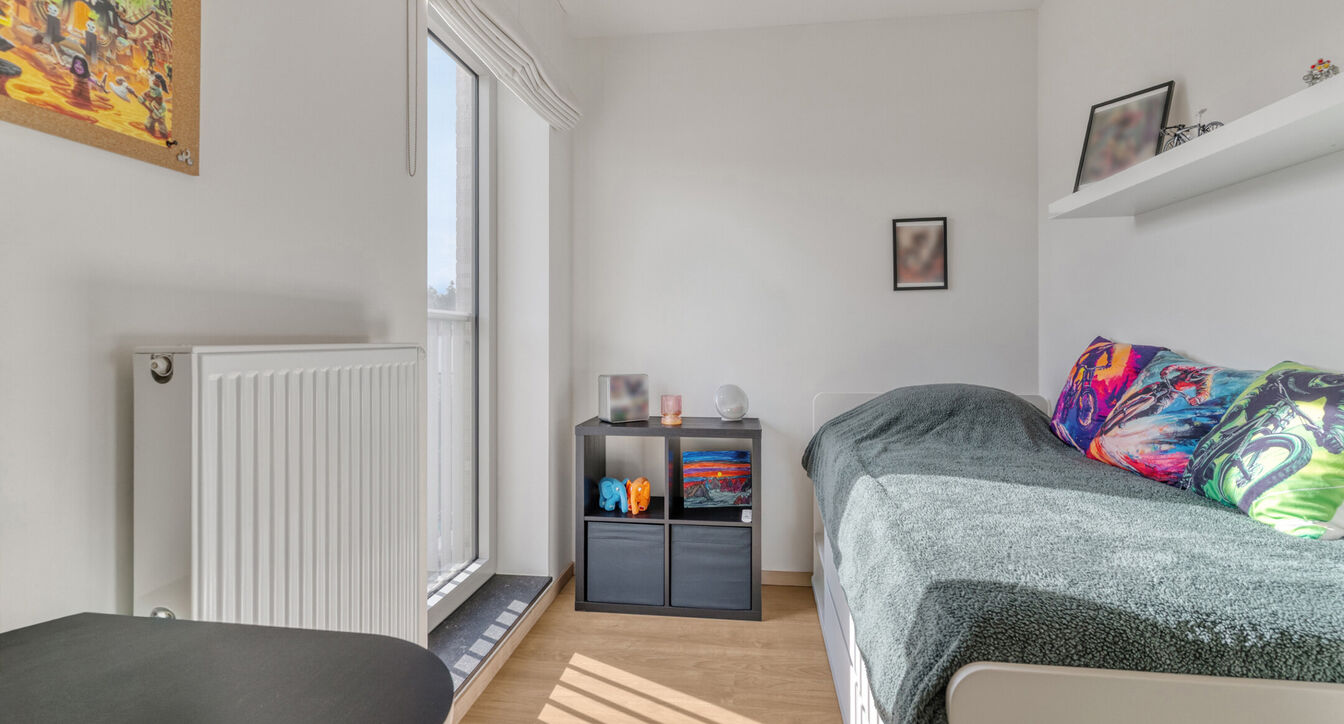 Deze stijlvolle en energiezuinige woning combineert hedendaags wooncomfort met een praktische indeling en een aangename buitenruimte.
Bij het binnenkomen verwelkomt de inkomhal je met een apart gastentoilet. Vervolgens kom je in de ruime leefruimte met o