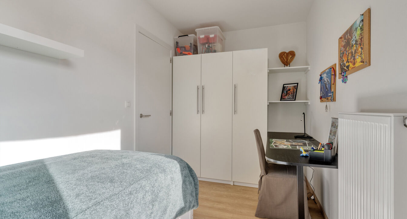 Deze stijlvolle en energiezuinige woning combineert hedendaags wooncomfort met een praktische indeling en een aangename buitenruimte.
Bij het binnenkomen verwelkomt de inkomhal je met een apart gastentoilet. Vervolgens kom je in de ruime leefruimte met o