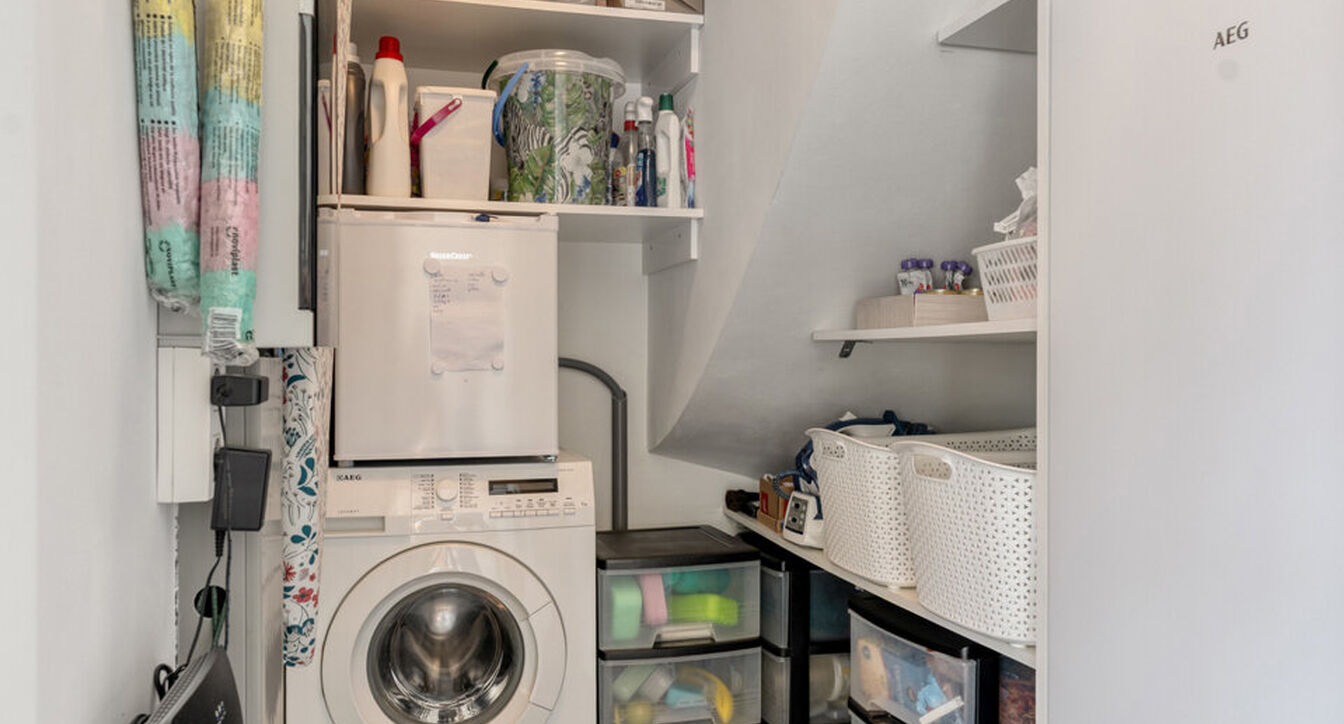 Deze stijlvolle en energiezuinige woning combineert hedendaags wooncomfort met een praktische indeling en een aangename buitenruimte.
Bij het binnenkomen verwelkomt de inkomhal je met een apart gastentoilet. Vervolgens kom je in de ruime leefruimte met o
