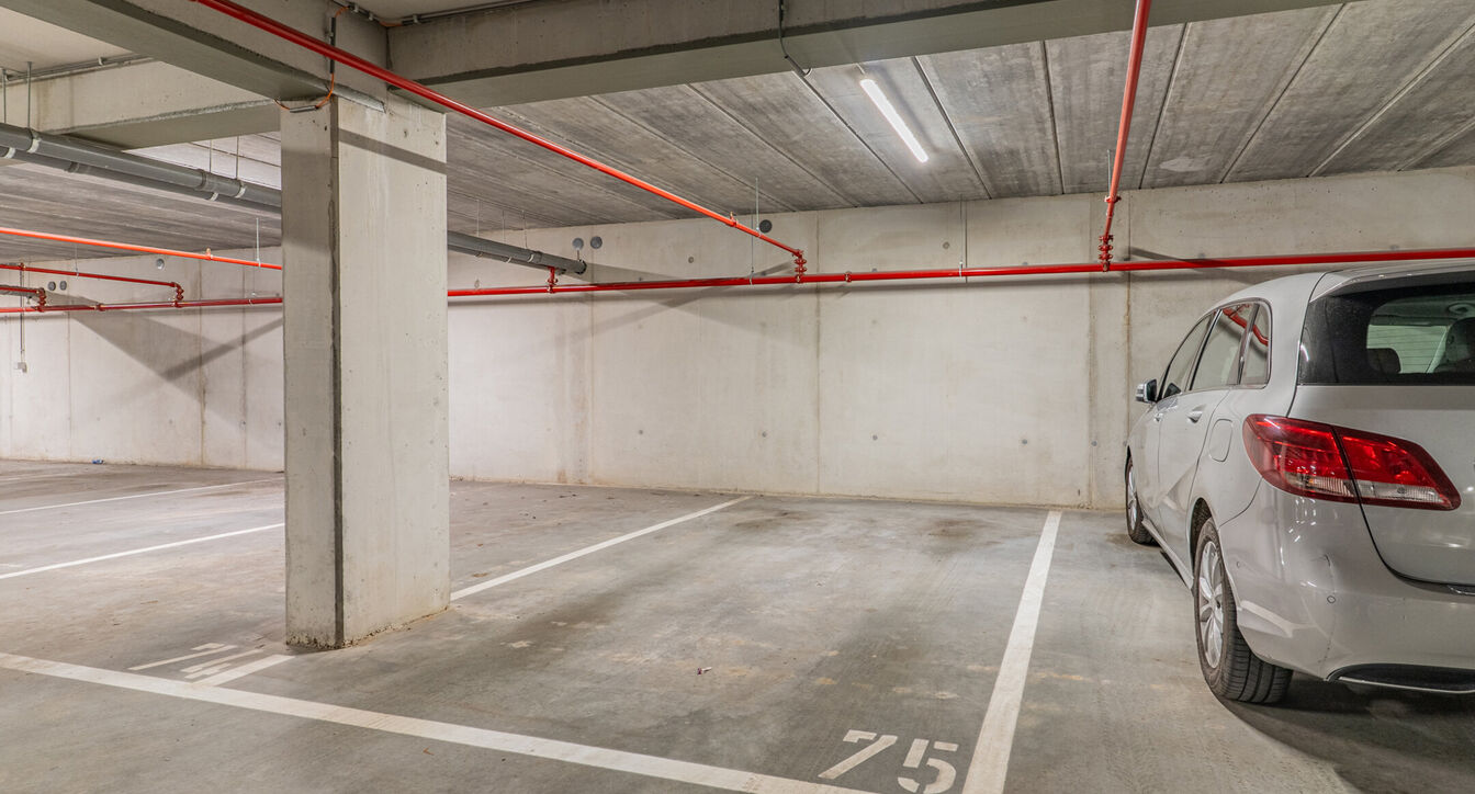 Deze stijlvolle en energiezuinige woning combineert hedendaags wooncomfort met een praktische indeling en een aangename buitenruimte.
Bij het binnenkomen verwelkomt de inkomhal je met een apart gastentoilet. Vervolgens kom je in de ruime leefruimte met o