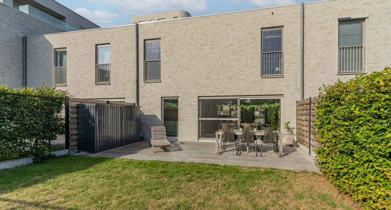 Deze stijlvolle en energiezuinige woning combineert hedendaags wooncomfort met een praktische indeling en een aangename buitenruimte.
Bij het binnenkomen verwelkomt de inkomhal je met een apart gastentoilet. Vervolgens kom je in de ruime leefruimte met o