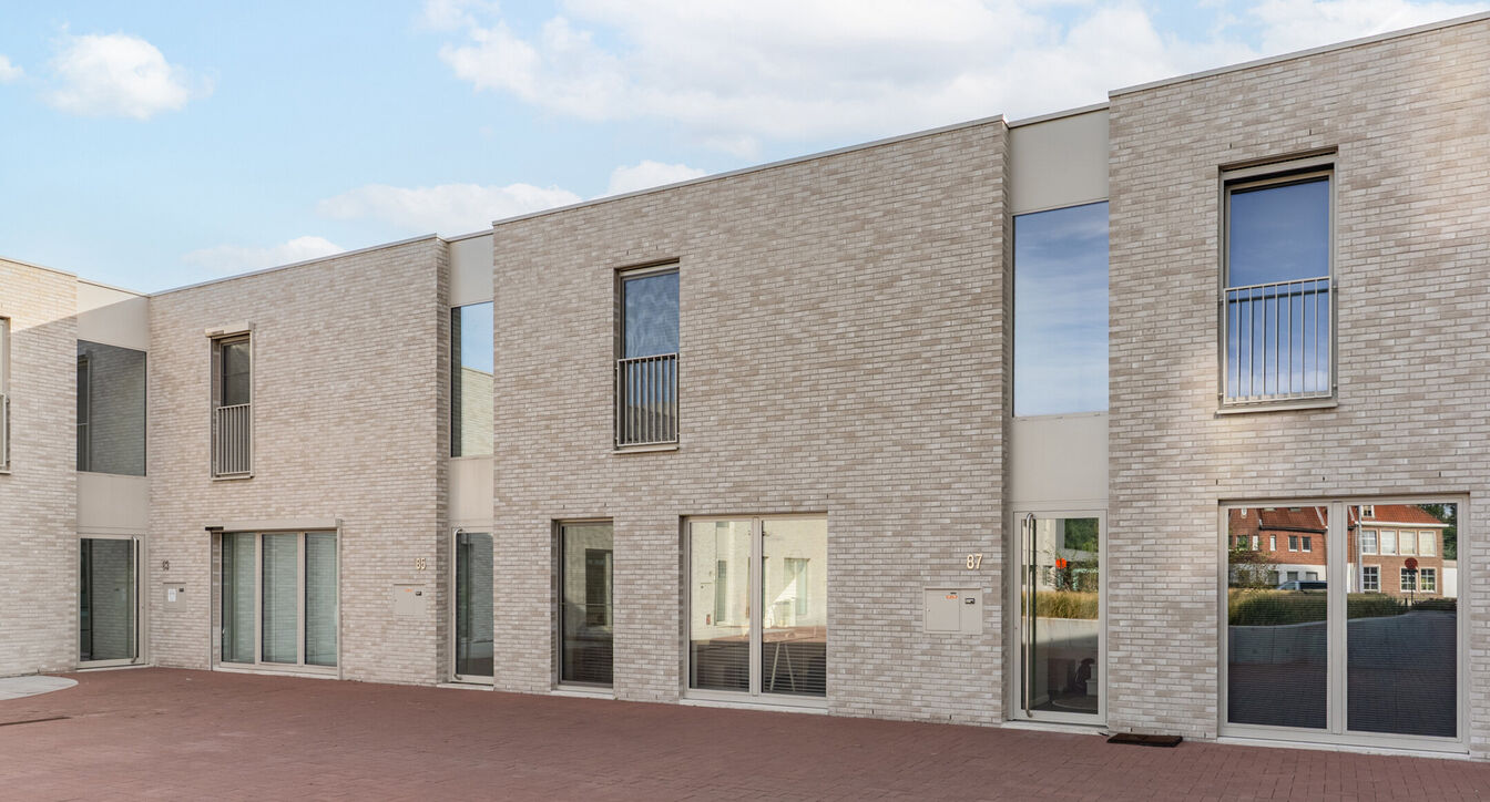 Deze stijlvolle en energiezuinige woning combineert hedendaags wooncomfort met een praktische indeling en een aangename buitenruimte.
Bij het binnenkomen verwelkomt de inkomhal je met een apart gastentoilet. Vervolgens kom je in de ruime leefruimte met o