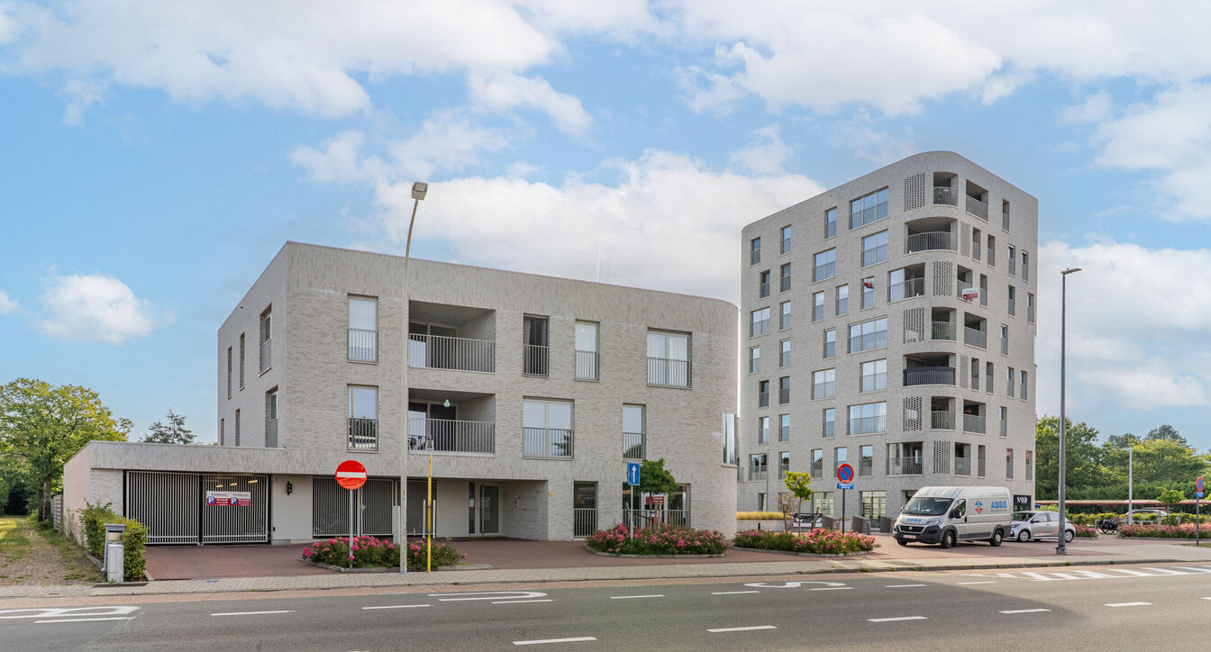 Deze stijlvolle en energiezuinige woning combineert hedendaags wooncomfort met een praktische indeling en een aangename buitenruimte.
Bij het binnenkomen verwelkomt de inkomhal je met een apart gastentoilet. Vervolgens kom je in de ruime leefruimte met o