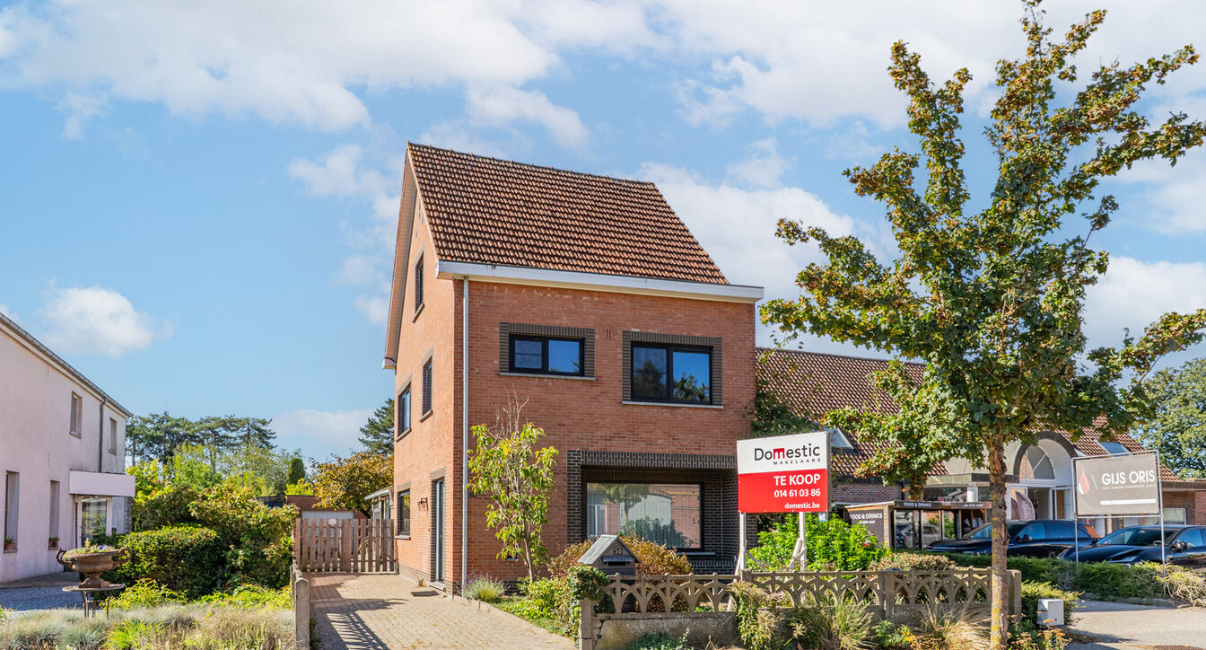 Deze gedeeltelijk gerenoveerde eengezinswoning is gelegen op een mooi perceel van ca. 832 m&sup2;, op een boogscheut van het centrum van Vosselaar.

De woning werd opgetrokken in 1978 en beschikt op het gelijkvloers over een inkomhal, een aangename leefruimte