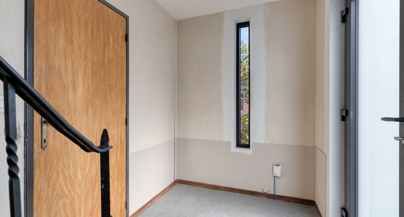 Deze gedeeltelijk gerenoveerde eengezinswoning is gelegen op een mooi perceel van ca. 832 m&sup2;, op een boogscheut van het centrum van Vosselaar.

De woning werd opgetrokken in 1978 en beschikt op het gelijkvloers over een inkomhal, een aangename leefruimte