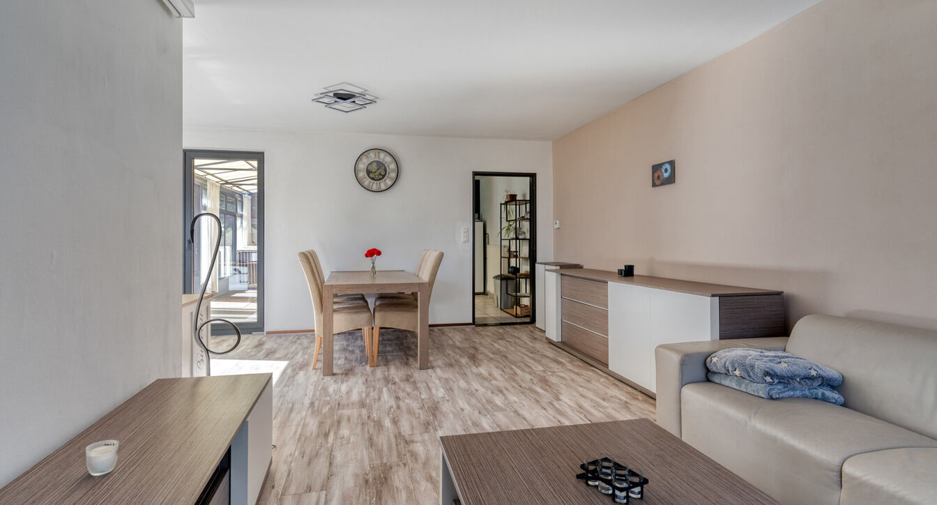 Deze gedeeltelijk gerenoveerde eengezinswoning is gelegen op een mooi perceel van ca. 832 m&sup2;, op een boogscheut van het centrum van Vosselaar.

De woning werd opgetrokken in 1978 en beschikt op het gelijkvloers over een inkomhal, een aangename leefruimte