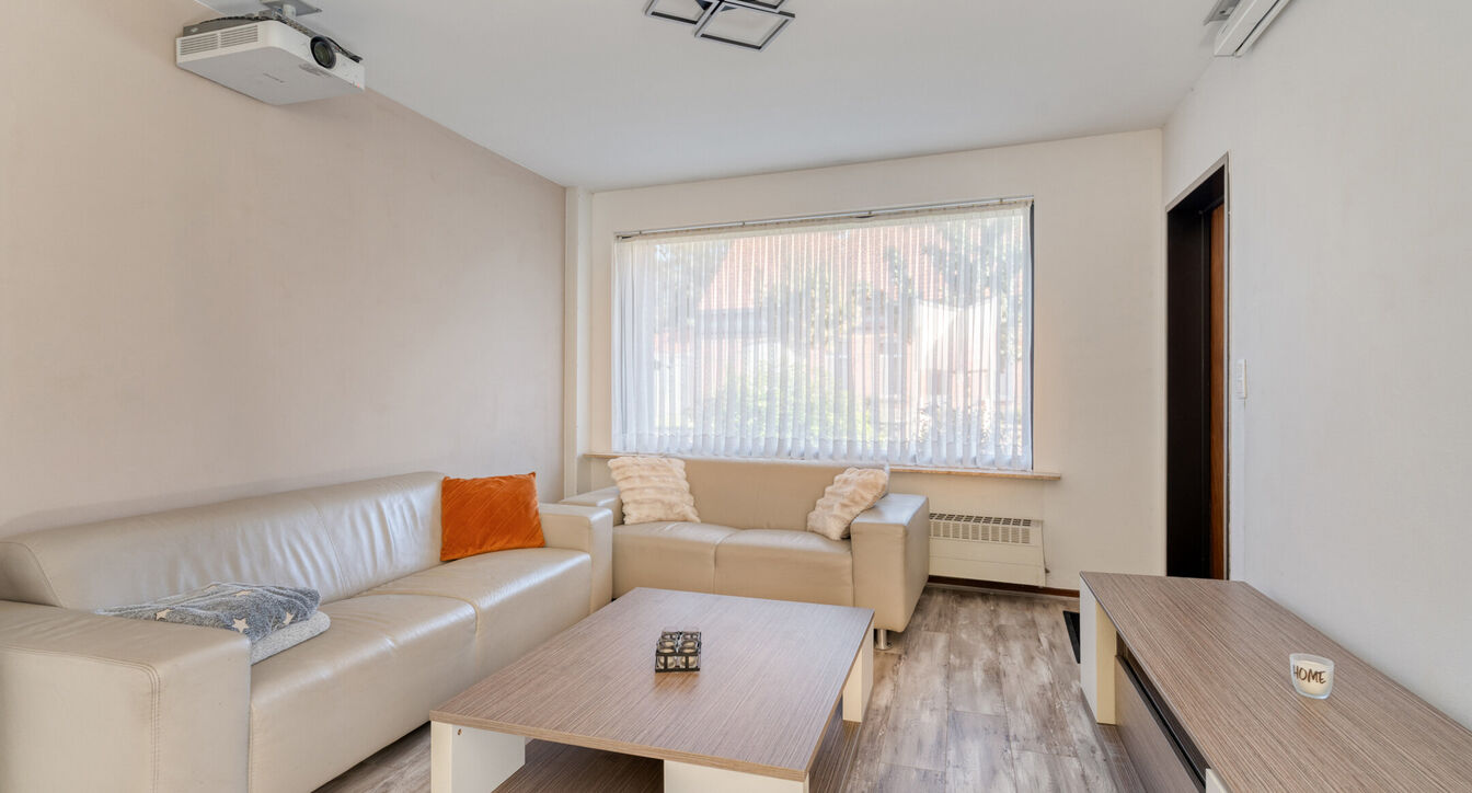 Deze gedeeltelijk gerenoveerde eengezinswoning is gelegen op een mooi perceel van ca. 832 m&sup2;, op een boogscheut van het centrum van Vosselaar.

De woning werd opgetrokken in 1978 en beschikt op het gelijkvloers over een inkomhal, een aangename leefruimte