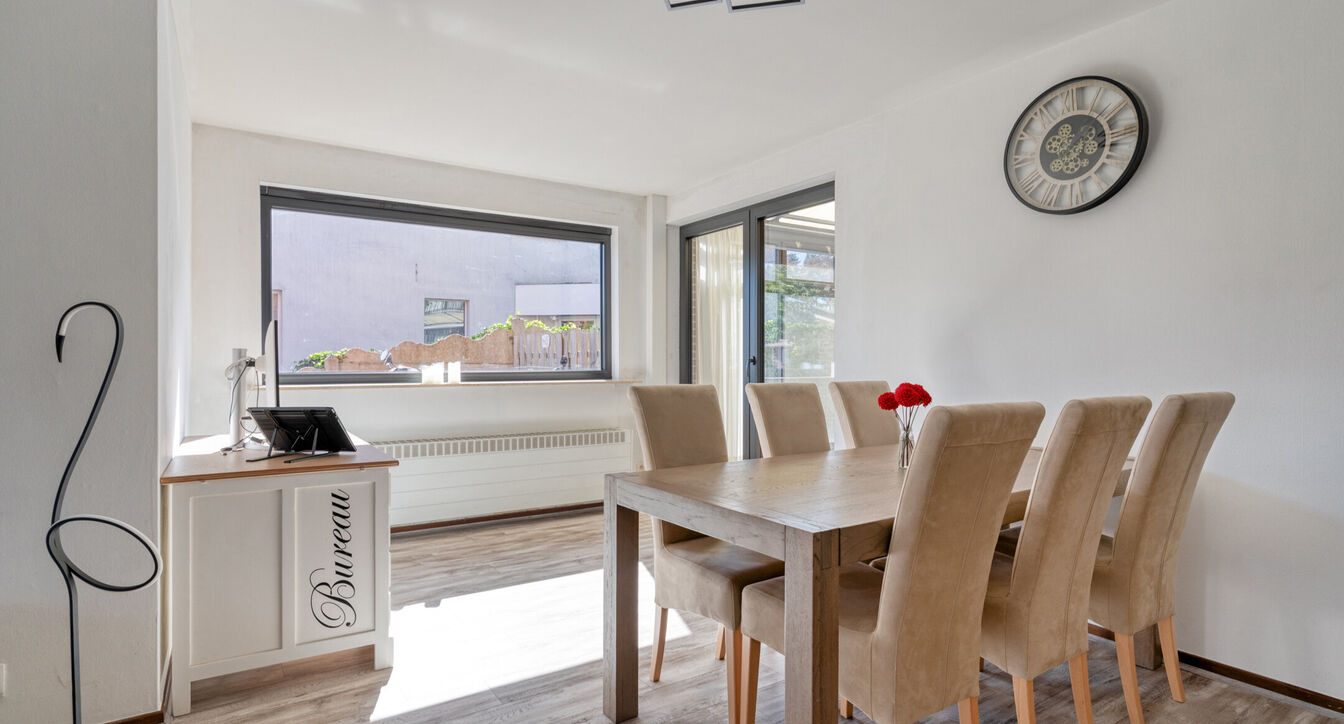 Deze gedeeltelijk gerenoveerde eengezinswoning is gelegen op een mooi perceel van ca. 832 m&sup2;, op een boogscheut van het centrum van Vosselaar.

De woning werd opgetrokken in 1978 en beschikt op het gelijkvloers over een inkomhal, een aangename leefruimte