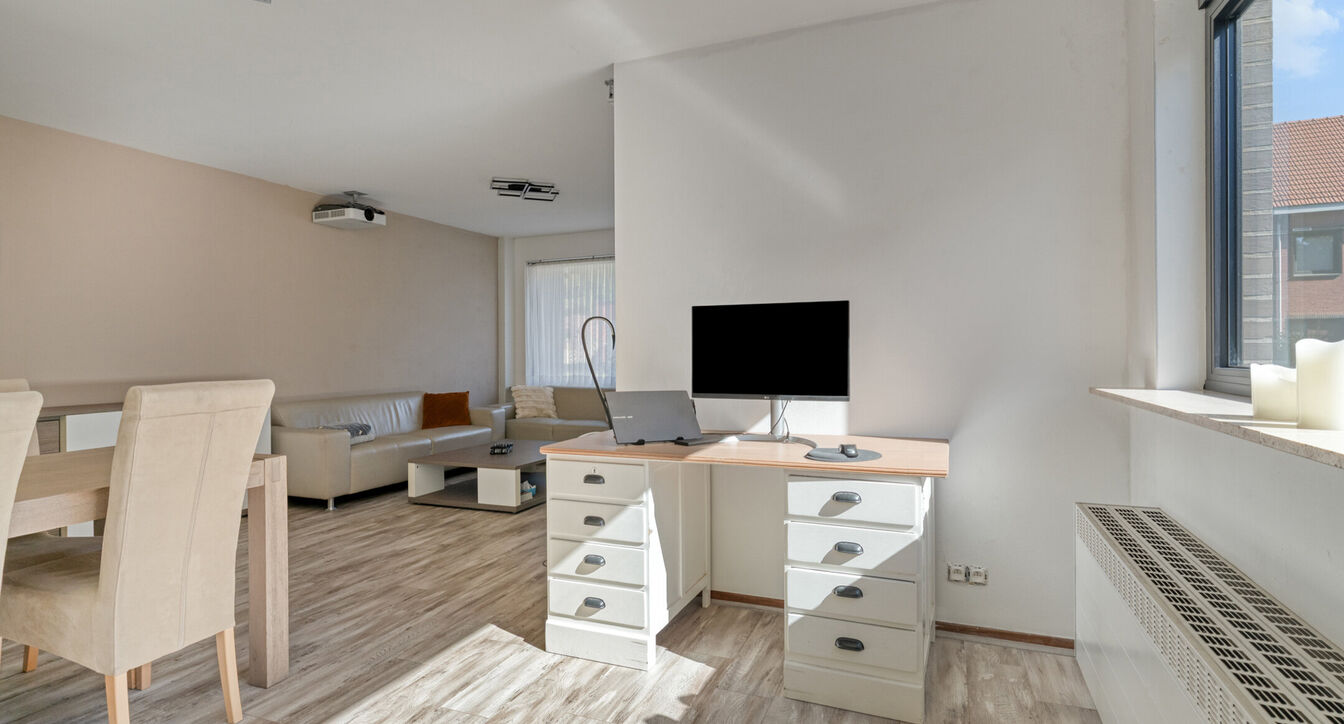 Deze gedeeltelijk gerenoveerde eengezinswoning is gelegen op een mooi perceel van ca. 832 m&sup2;, op een boogscheut van het centrum van Vosselaar.

De woning werd opgetrokken in 1978 en beschikt op het gelijkvloers over een inkomhal, een aangename leefruimte