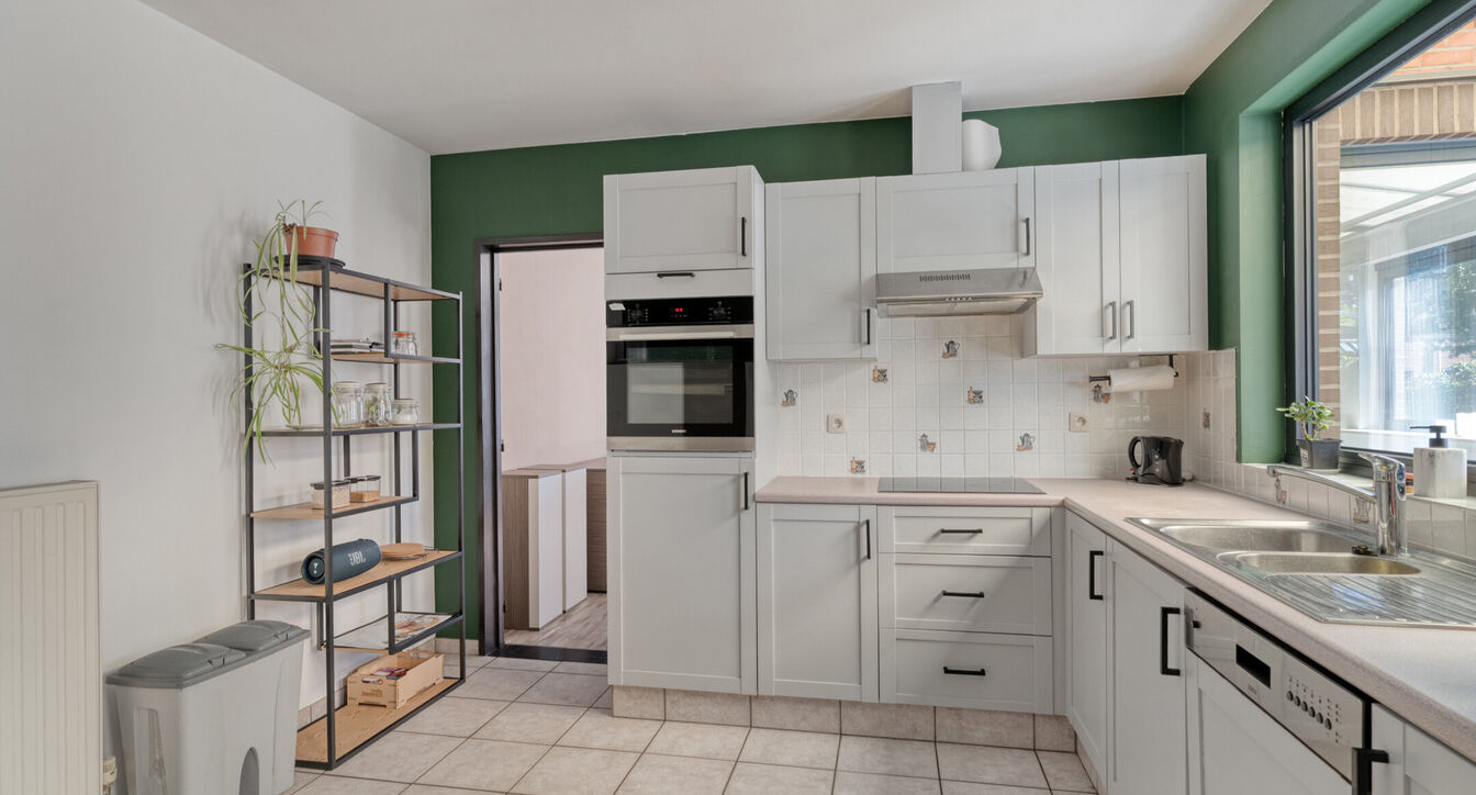 Deze gedeeltelijk gerenoveerde eengezinswoning is gelegen op een mooi perceel van ca. 832 m&sup2;, op een boogscheut van het centrum van Vosselaar.

De woning werd opgetrokken in 1978 en beschikt op het gelijkvloers over een inkomhal, een aangename leefruimte