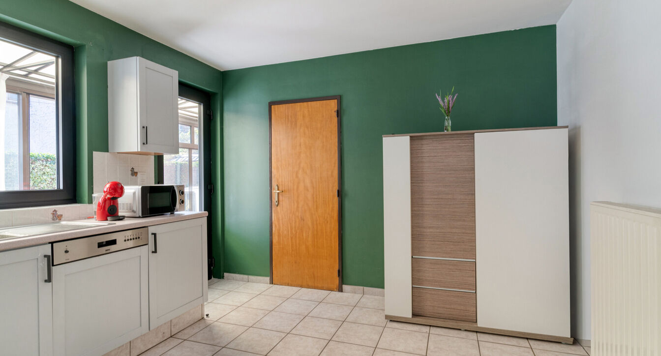 Deze gedeeltelijk gerenoveerde eengezinswoning is gelegen op een mooi perceel van ca. 832 m&sup2;, op een boogscheut van het centrum van Vosselaar.

De woning werd opgetrokken in 1978 en beschikt op het gelijkvloers over een inkomhal, een aangename leefruimte