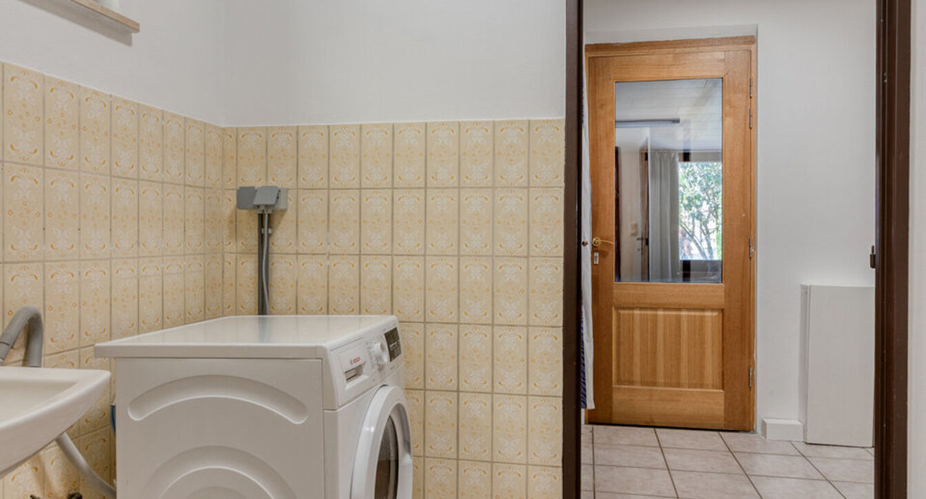 Deze gedeeltelijk gerenoveerde eengezinswoning is gelegen op een mooi perceel van ca. 832 m&sup2;, op een boogscheut van het centrum van Vosselaar.

De woning werd opgetrokken in 1978 en beschikt op het gelijkvloers over een inkomhal, een aangename leefruimte