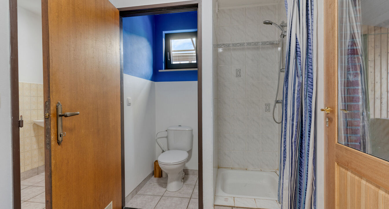 Deze gedeeltelijk gerenoveerde eengezinswoning is gelegen op een mooi perceel van ca. 832 m&sup2;, op een boogscheut van het centrum van Vosselaar.

De woning werd opgetrokken in 1978 en beschikt op het gelijkvloers over een inkomhal, een aangename leefruimte
