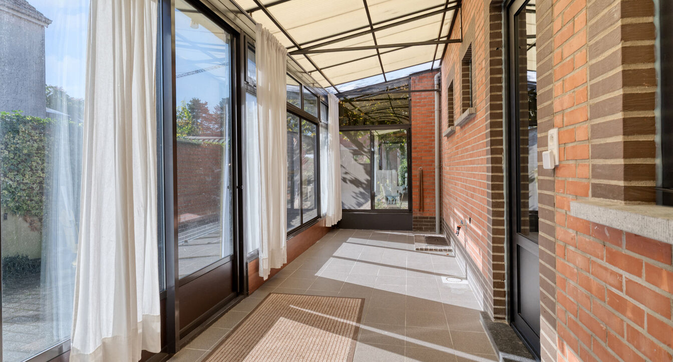 Deze gedeeltelijk gerenoveerde eengezinswoning is gelegen op een mooi perceel van ca. 832 m&sup2;, op een boogscheut van het centrum van Vosselaar.

De woning werd opgetrokken in 1978 en beschikt op het gelijkvloers over een inkomhal, een aangename leefruimte
