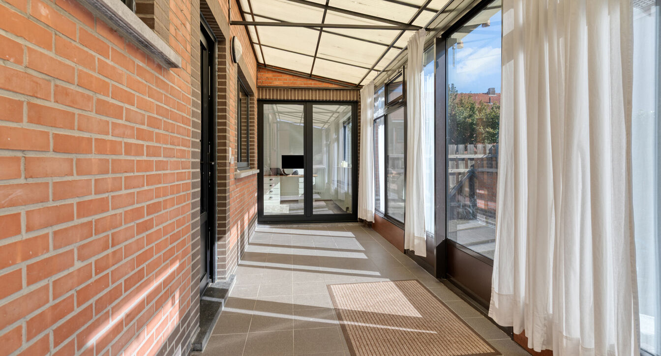 Deze gedeeltelijk gerenoveerde eengezinswoning is gelegen op een mooi perceel van ca. 832 m&sup2;, op een boogscheut van het centrum van Vosselaar.

De woning werd opgetrokken in 1978 en beschikt op het gelijkvloers over een inkomhal, een aangename leefruimte