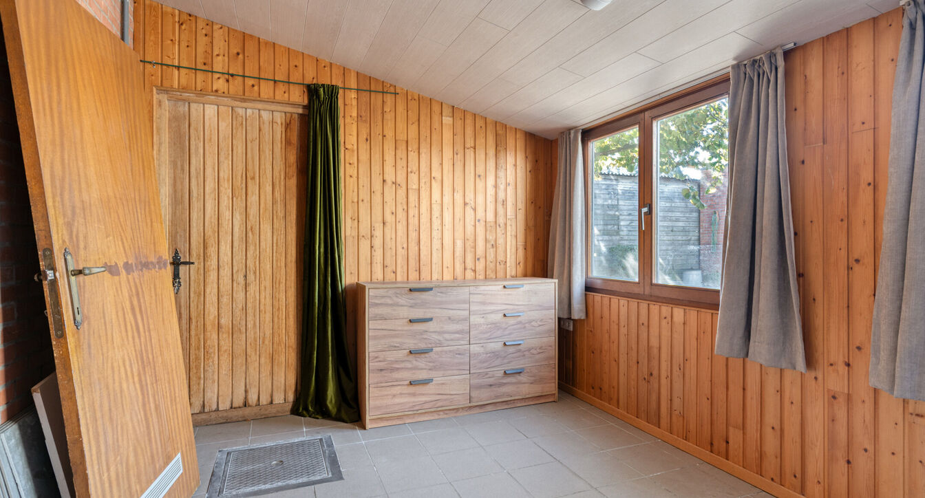 Deze gedeeltelijk gerenoveerde eengezinswoning is gelegen op een mooi perceel van ca. 832 m&sup2;, op een boogscheut van het centrum van Vosselaar.

De woning werd opgetrokken in 1978 en beschikt op het gelijkvloers over een inkomhal, een aangename leefruimte
