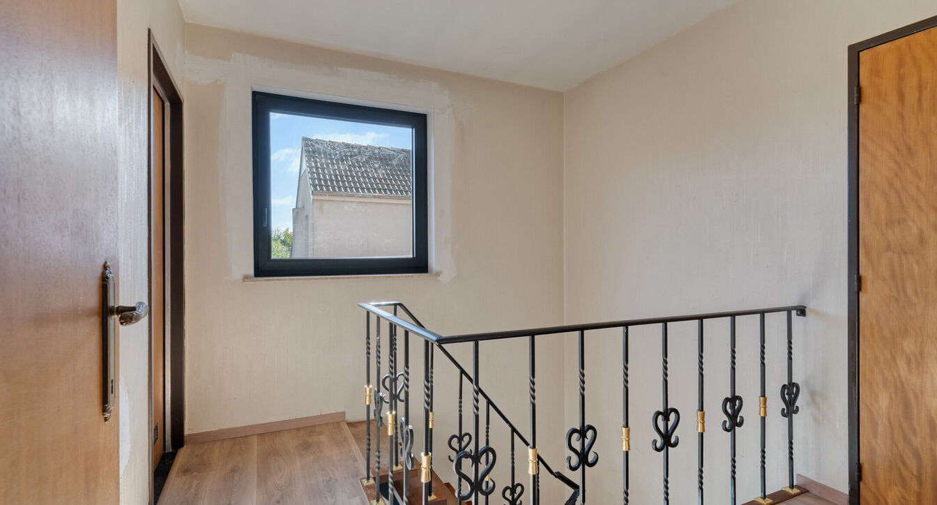 Deze gedeeltelijk gerenoveerde eengezinswoning is gelegen op een mooi perceel van ca. 832 m&sup2;, op een boogscheut van het centrum van Vosselaar.

De woning werd opgetrokken in 1978 en beschikt op het gelijkvloers over een inkomhal, een aangename leefruimte