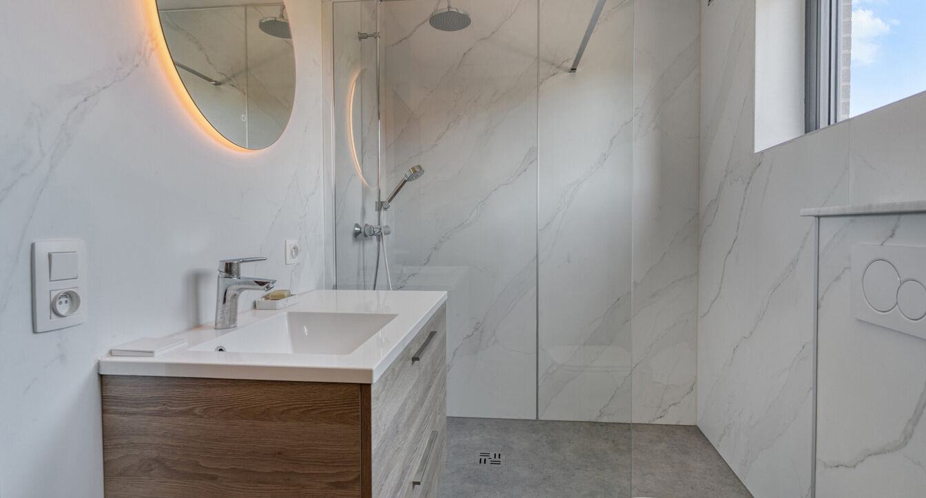 Deze gedeeltelijk gerenoveerde eengezinswoning is gelegen op een mooi perceel van ca. 832 m&sup2;, op een boogscheut van het centrum van Vosselaar.

De woning werd opgetrokken in 1978 en beschikt op het gelijkvloers over een inkomhal, een aangename leefruimte