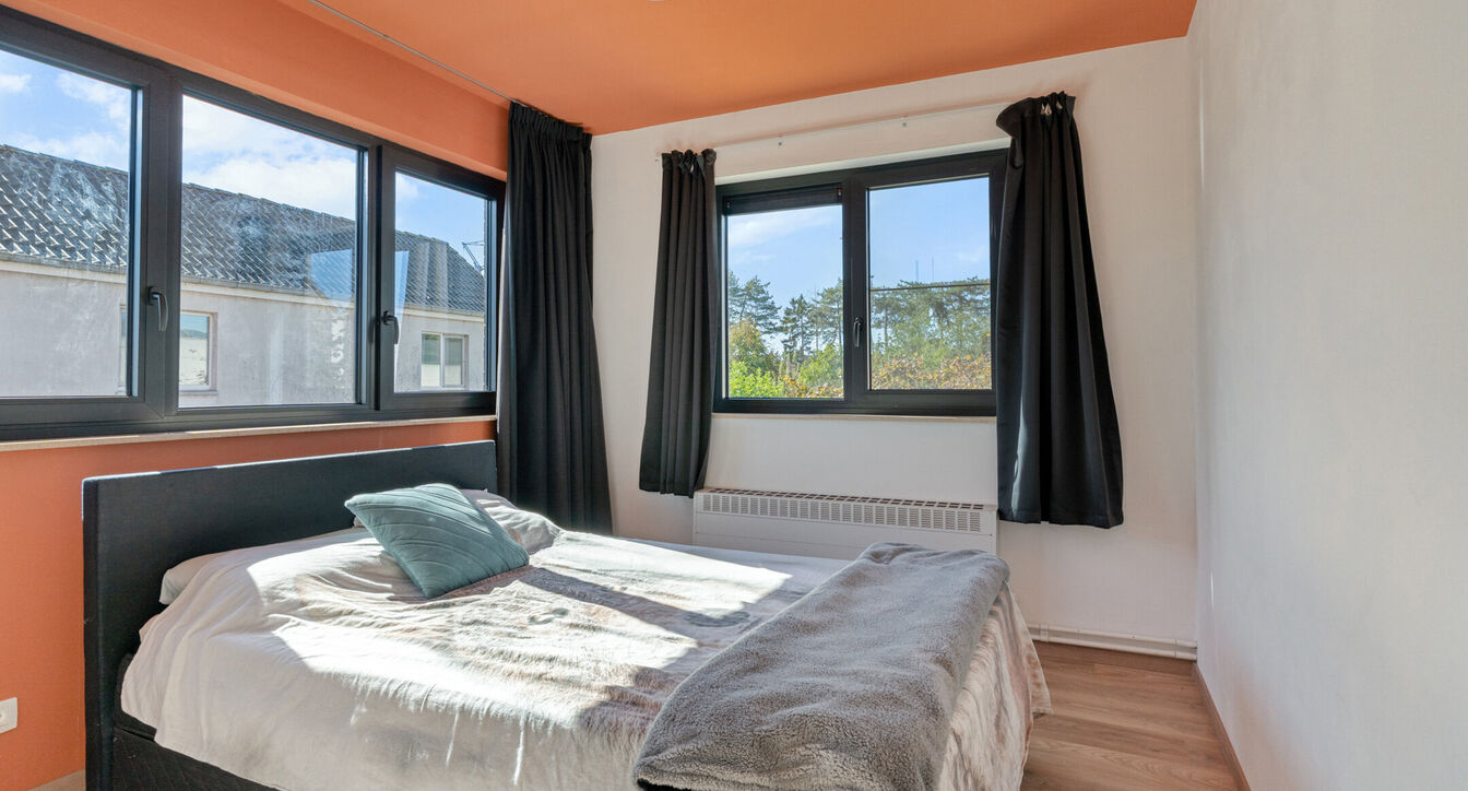 Deze gedeeltelijk gerenoveerde eengezinswoning is gelegen op een mooi perceel van ca. 832 m&sup2;, op een boogscheut van het centrum van Vosselaar.

De woning werd opgetrokken in 1978 en beschikt op het gelijkvloers over een inkomhal, een aangename leefruimte