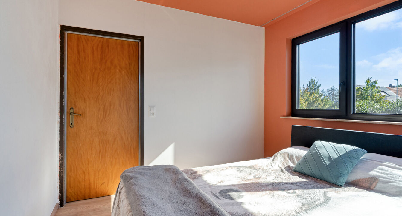 Deze gedeeltelijk gerenoveerde eengezinswoning is gelegen op een mooi perceel van ca. 832 m&sup2;, op een boogscheut van het centrum van Vosselaar.

De woning werd opgetrokken in 1978 en beschikt op het gelijkvloers over een inkomhal, een aangename leefruimte