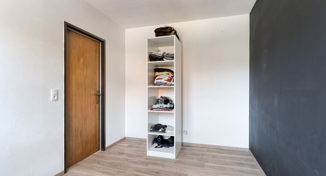 Deze gedeeltelijk gerenoveerde eengezinswoning is gelegen op een mooi perceel van ca. 832 m&sup2;, op een boogscheut van het centrum van Vosselaar.

De woning werd opgetrokken in 1978 en beschikt op het gelijkvloers over een inkomhal, een aangename leefruimte
