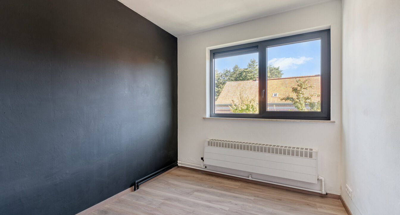 Deze gedeeltelijk gerenoveerde eengezinswoning is gelegen op een mooi perceel van ca. 832 m&sup2;, op een boogscheut van het centrum van Vosselaar.

De woning werd opgetrokken in 1978 en beschikt op het gelijkvloers over een inkomhal, een aangename leefruimte