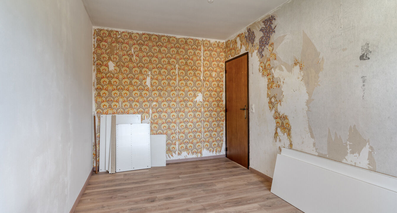 Deze gedeeltelijk gerenoveerde eengezinswoning is gelegen op een mooi perceel van ca. 832 m&sup2;, op een boogscheut van het centrum van Vosselaar.

De woning werd opgetrokken in 1978 en beschikt op het gelijkvloers over een inkomhal, een aangename leefruimte