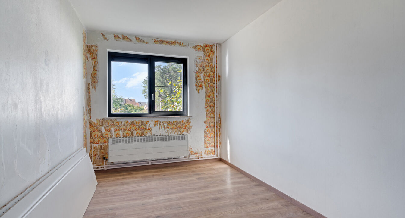 Deze gedeeltelijk gerenoveerde eengezinswoning is gelegen op een mooi perceel van ca. 832 m&sup2;, op een boogscheut van het centrum van Vosselaar.

De woning werd opgetrokken in 1978 en beschikt op het gelijkvloers over een inkomhal, een aangename leefruimte