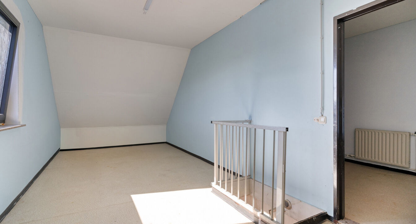 Deze gedeeltelijk gerenoveerde eengezinswoning is gelegen op een mooi perceel van ca. 832 m&sup2;, op een boogscheut van het centrum van Vosselaar.

De woning werd opgetrokken in 1978 en beschikt op het gelijkvloers over een inkomhal, een aangename leefruimte
