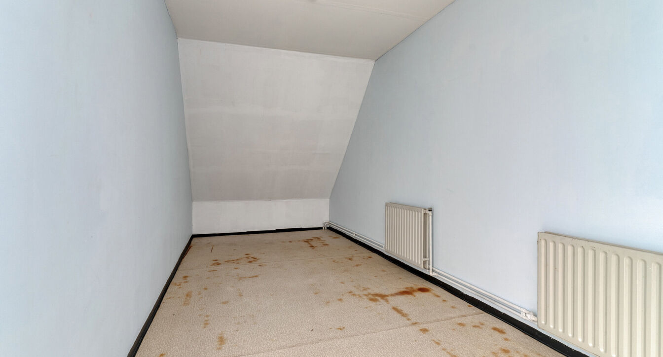 Deze gedeeltelijk gerenoveerde eengezinswoning is gelegen op een mooi perceel van ca. 832 m&sup2;, op een boogscheut van het centrum van Vosselaar.

De woning werd opgetrokken in 1978 en beschikt op het gelijkvloers over een inkomhal, een aangename leefruimte