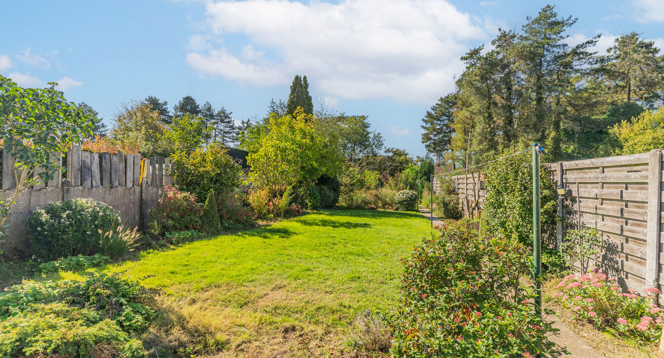 Deze gedeeltelijk gerenoveerde eengezinswoning is gelegen op een mooi perceel van ca. 832 m&sup2;, op een boogscheut van het centrum van Vosselaar.

De woning werd opgetrokken in 1978 en beschikt op het gelijkvloers over een inkomhal, een aangename leefruimte