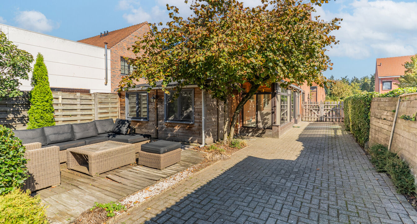 Deze gedeeltelijk gerenoveerde eengezinswoning is gelegen op een mooi perceel van ca. 832 m&sup2;, op een boogscheut van het centrum van Vosselaar.

De woning werd opgetrokken in 1978 en beschikt op het gelijkvloers over een inkomhal, een aangename leefruimte